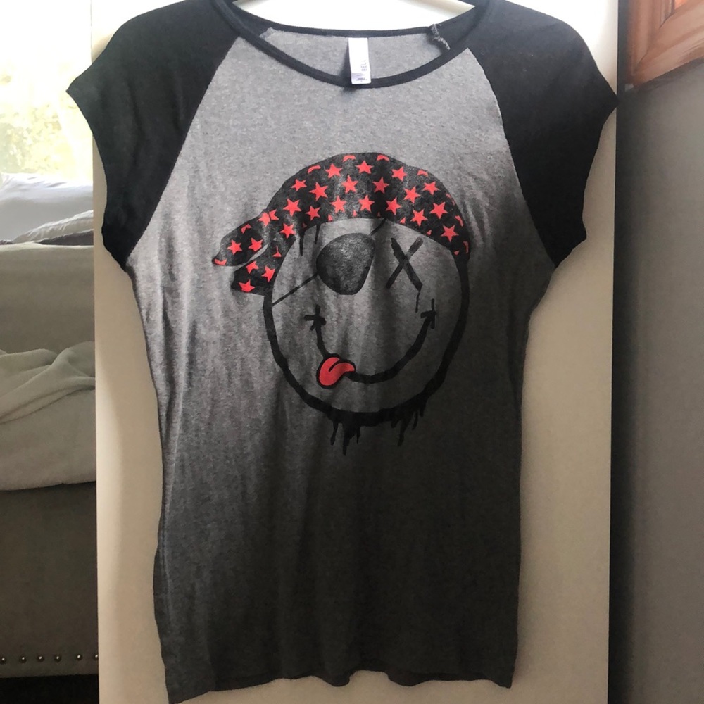 Cute graphic t shirt!!